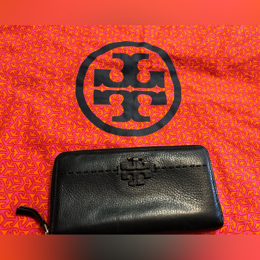 Tory Burch Black shoulder. purse
Will give credit card wallet and Dust Bag free - Picture 6 of 11